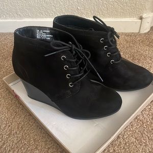 Womens size 6 lace up wedge bootie